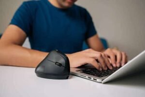 🖱️ Os 5 Melhores Mouses Verticais Ergonômicos para Usar no Dia a Dia (2026)